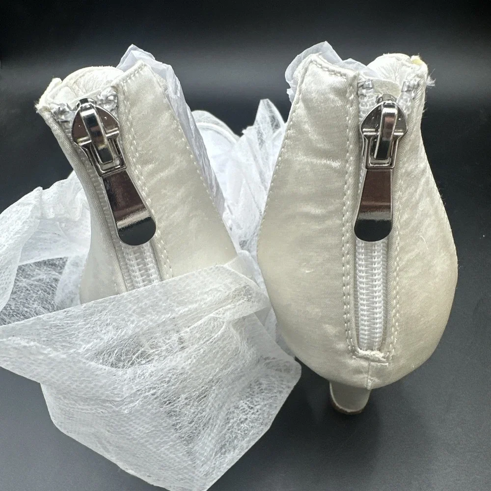 Journee Collection Women's‎ White CONNOR Jeweled Wedges Size 11 Medium